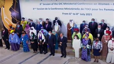 الرئيس السيسي يلتقط صورة تذكارية قبيل افتتاح مؤتمر منظمة التعاون الإسلامي الخاص بالمرأة