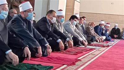 وزير الأوقاف يؤدي صلاة الجمعة بمسجد نور الإيمان بالعاشر من رمضان