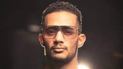 محمد رمضان ينعى جيهان السادات وينشر صورا من لقائه معها