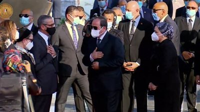 شاهد.. الرئيس السيسي والسيدة قرينته يتقدمان جنازة السيدة جيهان السادات 