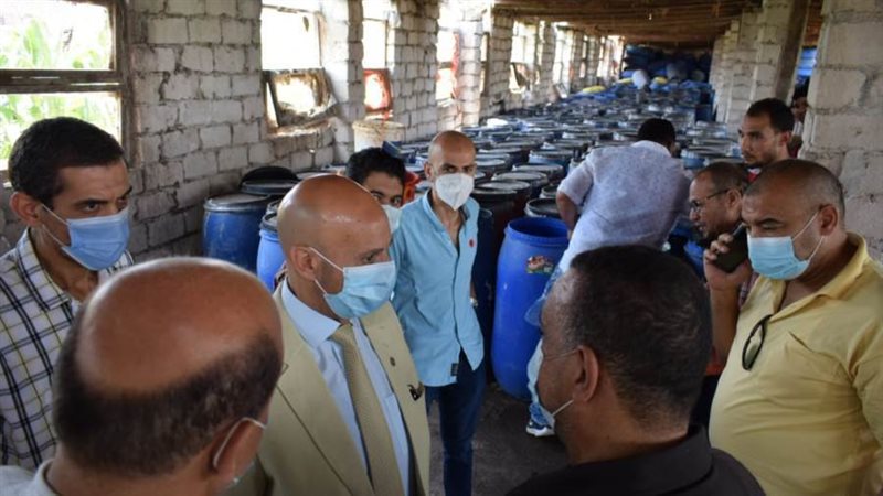 ضبط أغذية فاسدة بمصنع