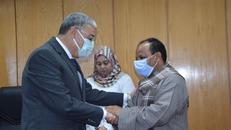 محافظ المنيا في اجتماع