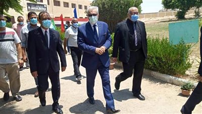 محافظ الإسماعيلية يتفقد عددا من لجان امتحانات الثانوية العامة 