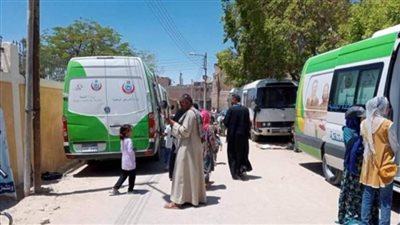  الكشف على 1100 مواطن مجانا ضمن مبادرة حياة كريمة بمحافظة قنا 