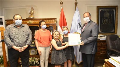 محافظ أسيوط يكرم الطفلة 