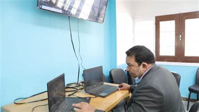 وكيل وزارة التعليم بالوادي الجديد يتابع اللجان الامتحانية من غرفة عمليات بالمديرية