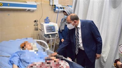  رئيس جامعة بني سويف يزور طالبة التربية المريضة