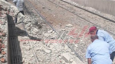 إصابة 3 أشخاص إثر سقوط سور محطة قطار في الخانكة