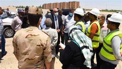 محافظ قنا يتفقد مجمع خدمات المراشدة التابع لمبادرة 