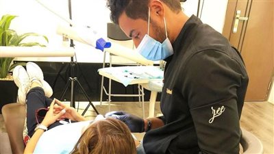 غسول الفم والخيط الطبي أبرزها.. نصائح للحفاظ على الأسنان وصحة اللثة