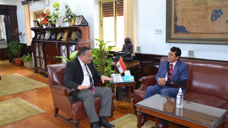 رئيس الجامعة خلال