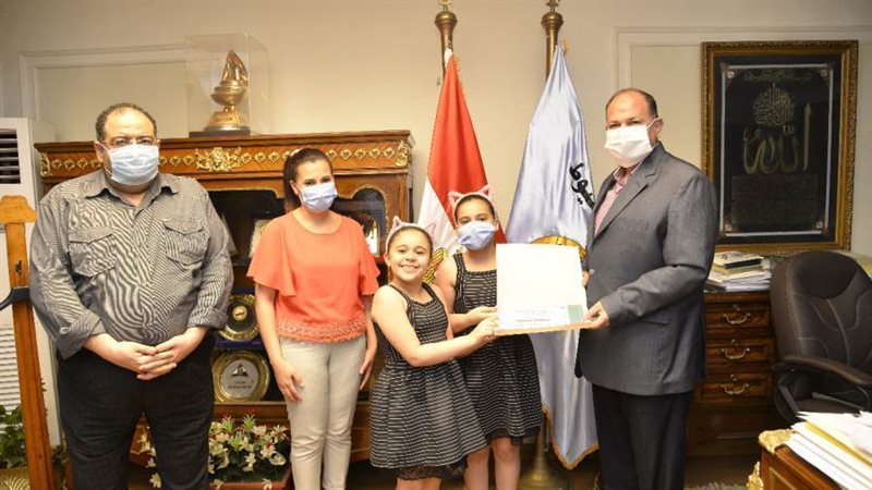 محافظ أسيوط يكرم