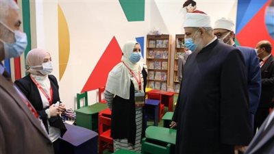 رئيس قطاع المعاهد الأزهرية يزور جناح الأزهر بمعرض الكتاب