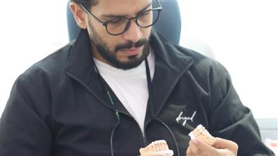 هل الفنيرز تُسبب زيادة في التهابات اللثة؟ دكتور جاد يُجيب