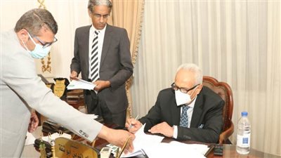 أبو شقة يوقع عقود تعيين شباب الصحفيين بجريدة 