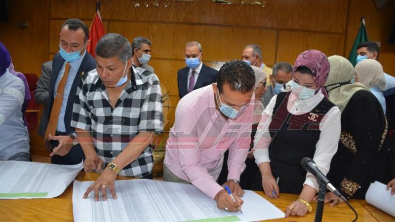 جانب من التوقيع