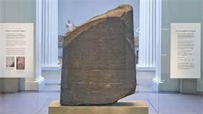 عالم آثار بمعرض الكتاب: اللغة اليونانية الحالية ساهمت فى فك رموز حجر رشيد