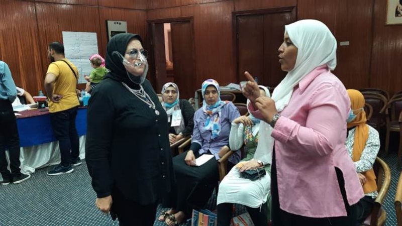 قومى المرأة يعقد