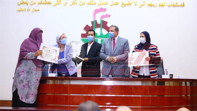 تسليم الشهادات