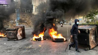 لبنان: قطع طرق وأعمال عنف احتجاجا على اعتذار الحريري وانهيار سعر الليرة