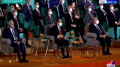 السيسي يحيي الوافدين من المحافظات لحضور احتفالية 