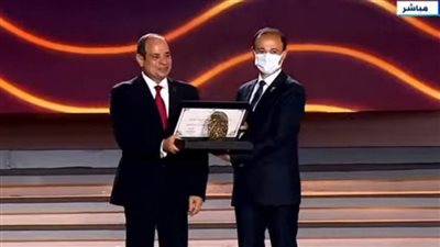 الرئيس السيسي يكرم مجموعة من العاملين في المشروع القومي 