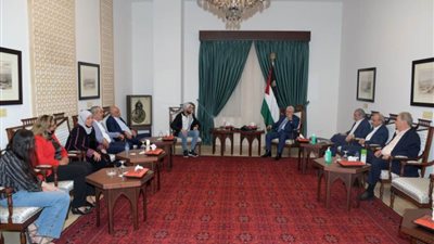 الرئيس الفلسطيني يستقبل الأسير المحرر الغضنفر أبو عطوان