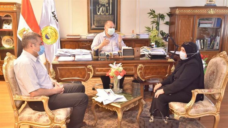 لقاء المحافظ بمسئولي