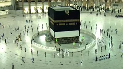 عاجل| بدء مراسم تبديل كسوة الكعبة المشرفة 