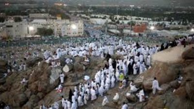 عاجل.. حجاج بيت الله الحرام يتوافدون إلى صعيد عرفات 