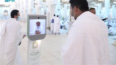 شاهد.. روبوت آلي يقدم الفتوى لضيوف الرحمن