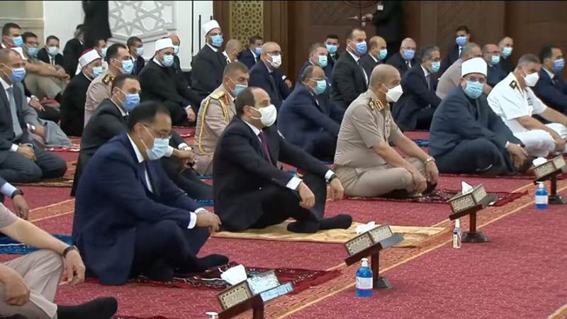 الرئيس يؤدى صلاة