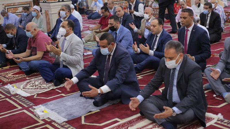 محافظ البحيرة يؤدى