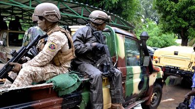 مصدر عسكري: اعتقال شخصين في مالي خططا لهجوم على الرئيس المؤقت لمالي