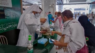 الرئاسة العامة لشؤون الحرمين تستقبل الحجاج في أول أيام العيد بالحلوى والبخور