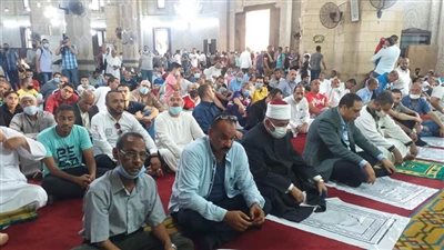ملايين المصريين يؤدون صلاة العيد بمساجد القاهرة والمحافظات 