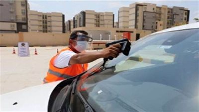 سحب 2899 رخصة سيارة لعدم تركيب الملصق الإلكتروني