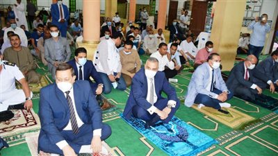 محافظ سوهاج يؤدي صلاة عيد الأضحى المبارك بمسجد الشرطة