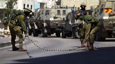 قوات الإحتلال تقيم حواجز في الضفة وتمنع حركة الفلسطينيين
