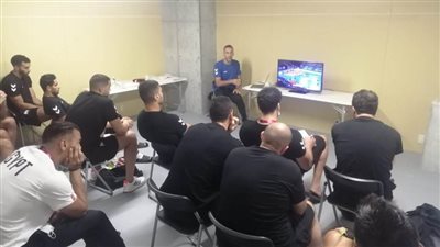 شاهد.. روبرتو جارسيا يحاضر رجال اليد قبل مواجهة البرتغال