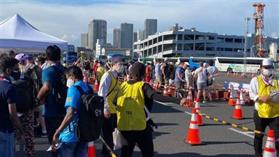 شاهد.. زحام شديد في مناطق طوابير نقل الإعلاميين لحضور حفل افتتاح الأولمبياد