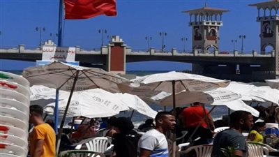 شواطئ الإسكندرية ترفع الرايات الحمراء نظرا لارتفاع الأمواج