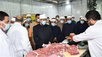 وزير الأوقاف يتفقد تجهيز لحوم الأضاحي بمجزر البساتين في القاهرة