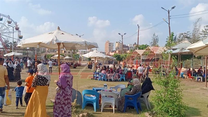 توافد المواطنين علي