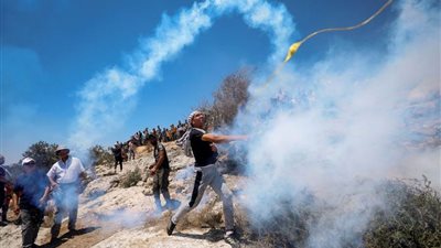 فلسطينيون يشتبكون مع مستوطنين في الضفة الغربية المحتلة