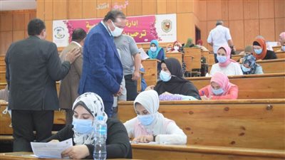 رئيس جامعة سوهاج يتفقد امتحانات الدراسات العليا بكليتي التربية والتكنولوجيا والتعليم