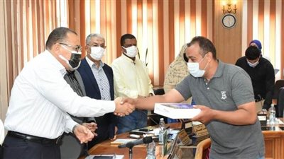 محافظ الشرقية يُسلم 30 جهاز تابلت للعاملين بمنظومة المتغيرات المكانية