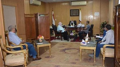 نائب محافظ الوادي الجديد تبحث موقف مشروعات 