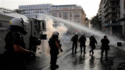 إجراء عاجل من الشرطة اليونانية ضد المحتجين على التطعيم الإجباري  لكورونا