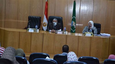 محافظ المنيا يسلم 124 مشروعًا تنمويًا للمرأة المعيلة والشباب